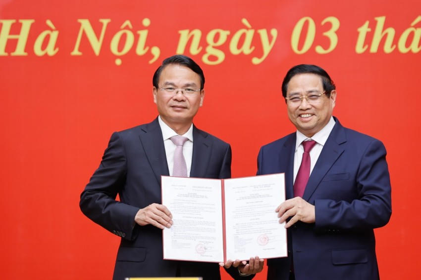 Thủ tướng trao quyết định điều động, bổ nhiệm cho đồng chí Đặng Xuân Phong - Ảnh: VGP