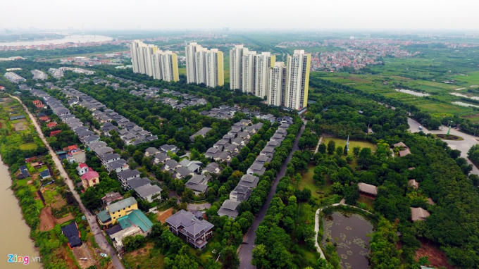 Ecopark là một trong những dự án khu đô thị có quy mô lớn nhất miền Bắc, tổng diện tích dự án của Ecopark gần 500 ha, nằm ở phía đông nam của Hà Nội liền kề với làng gốm Bát Tràng, cách trung tâm thủ đô 12,8 km. Nhờ việc kết nối thuận lợi với cầu Thanh Trì, đường vành đai 3, cầu Vĩnh Tuy, cầu Chương Dương, đường 5B, nơi đây là một trong những khu đô thị dễ lựa chọn đối với nhiều người ở Hà Nội.