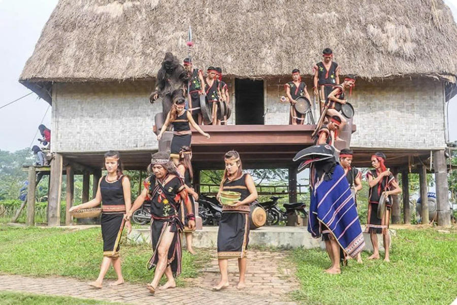 Trước khi khui bình rượu cần cho Lễ hội năm mới, đại diện trong làng phải cầu an cho dân làng mong mùa màng tươi tốt... Ảnh: T.H