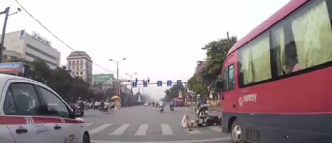 Cú đâm mạnh khiến người phụ nữ này văng ra xa.