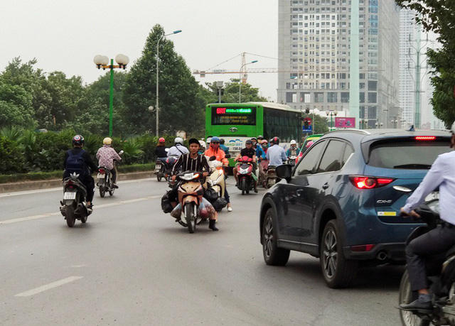 Lý giải về tình trạng này, anh Lê Huy Nam (trú tại phường Vạn Phúc, Hà Đông) cho biết: "Đoạn đường Tố Hữu thường xuyên ùn tắc vào mỗi buổi sáng. Người đi xe máy cảm thấy khá ngột ngạt. Nhiều người đã lựa chọn phương án di chuyển lên vỉa hè, đi ngược chiều một đoạn rồi rẽ vào đường Trung Văn để tiết kiệm thời gian đến cơ quan".