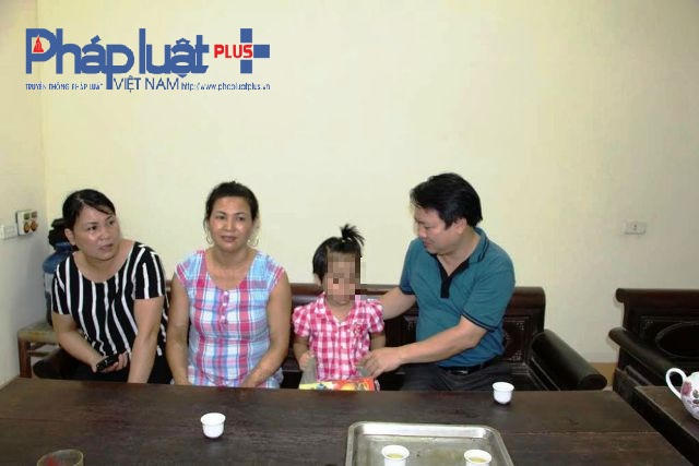 Cháu bé được nhận nuôi và có hoàn cảnh cực kỳ đặc biệt (ảnh Đào Tấn).