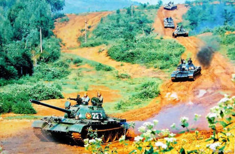 T-54 là cỗ xe tăng huyền thoại trong lịch sử xe tăng thế giới, nó chính thức ra đời năm 1946 và liên tục được cải tiến tới tận năm 1966 ở Liên Xô, Ba Lan và Tiệp Khắc. Ước tính gần 40.000 chiếc T-54 gồm nhiều biến thể đã được sản xuất. Nguồn ảnh: BTL Binh chủng TTG