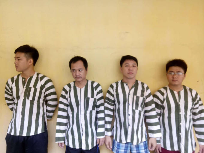 Các đối tượng bị tạm giữ về hành vi đánh bạc.