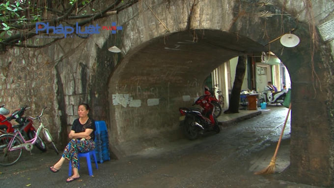 Nhiều vòm cầu trở thành nwoi sinh hoạt của người dân Thủ đô.