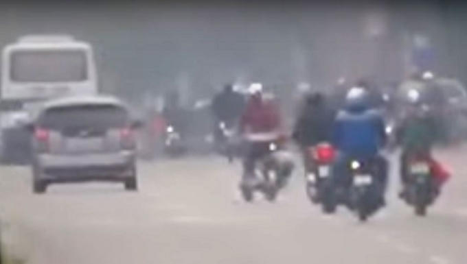 Bật xi nhan trái trên cả quãng đường dài dù không rẽ trái là "chiêu" được người dân sử dụng để tránh bị lực lượng CSGT xử phạt.