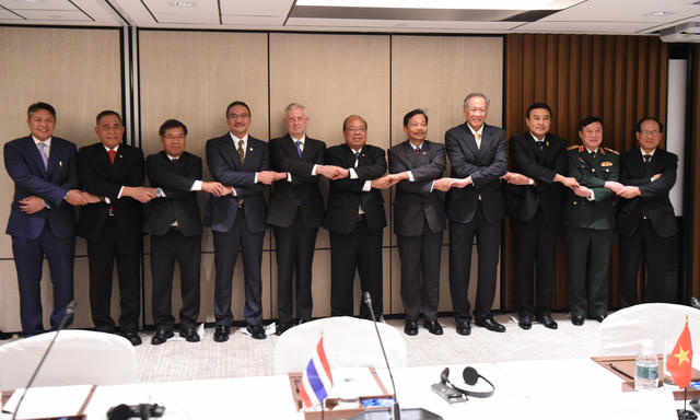 Bộ trưởng Quốc phòng Mỹ chụp ảnh với quan chức quốc phòng các nước ASEAN tại Đối thoại Shangri-La ngày 4/6 (Ảnh: AFP/Getty)