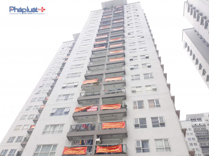 Cư dân tại Chung cư Xuân Phương Quốc Hội treo băng rôn phản đối vì cho rằng chủ đầu tư né tránh, chậm trễ trong việc tổ chức hội nghị nhà chung cư lần đầu.