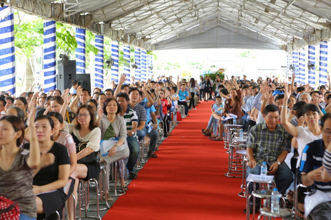 Có rất nhiều khách hàng tham gia và thảo luận sôi nổi trong hội nghị