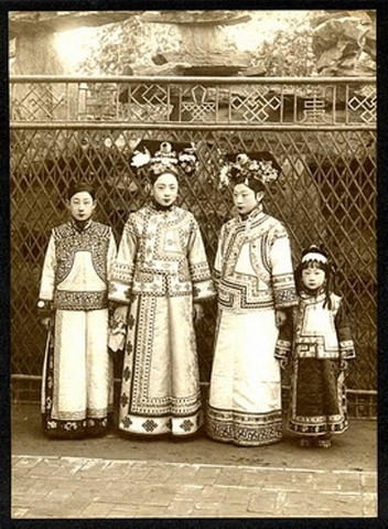 Các cung tần được tuyển chọn rất kĩ càng.