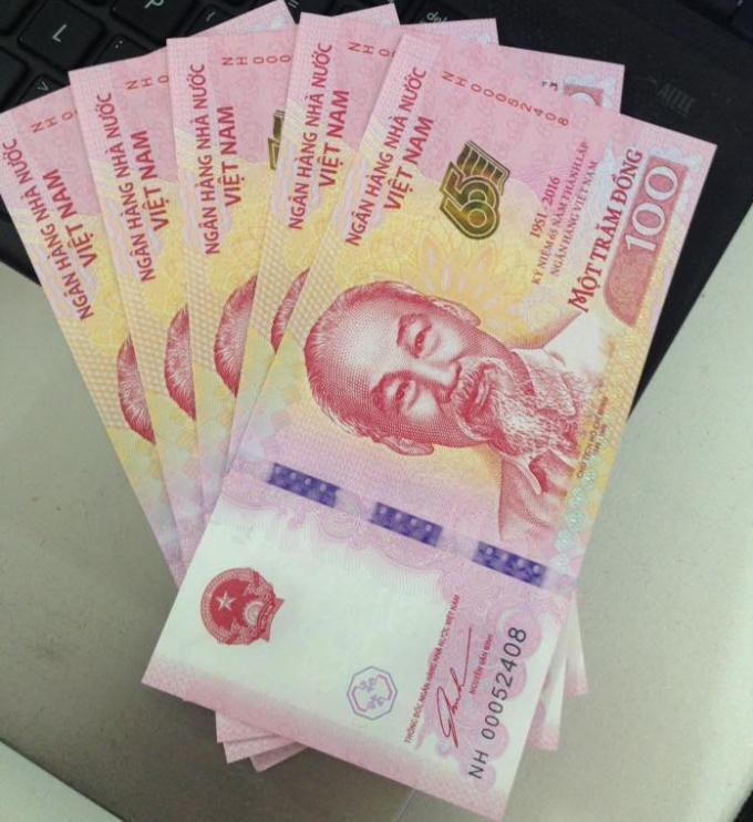 Cận cảnh tờ tiền 100 đồng được bán dịp kỷ niệm 65 năm thành lập Ngân hàng Việt Nam.