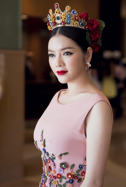 Lý Nhã Kỳ tựa như nữ hoàng mùa Xuân xuất hiện giữa giai nhân ở thảm đỏ