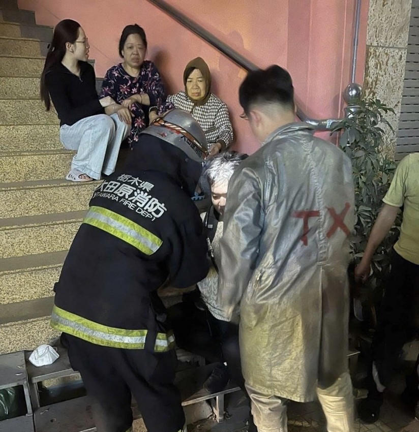 Lực lượng Cảnh sát PCCC và CNCH đưa người bị nạn ra ngoài an toàn.