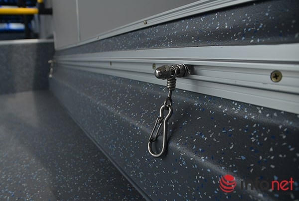 Hệ thống móc khóa giữ đồ được thiết kế gần sát với mặt sàn để giữ những đồ vật lớn.