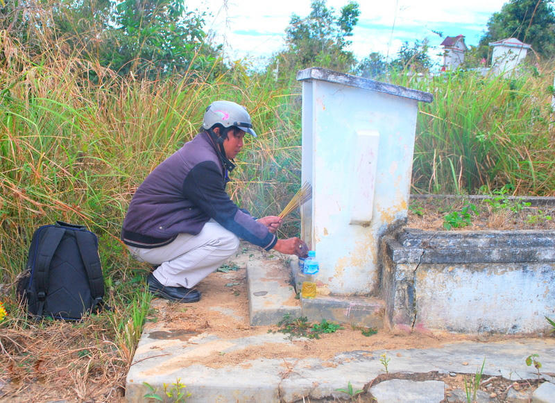 Giờ đây, người con gái ấy đã yên nghỉ nghìn thu nơi khung trời xa vời Đà Lạt sau một cơn bệnh hiểm nghèo. Có năm, tôi đi công tác ở miền trong, ghé thăm ngôi mộ nhỏ của nàng nằm ở ven đồi thông xứ Bồng Lai (Đức Trọng – Lâm Đồng).