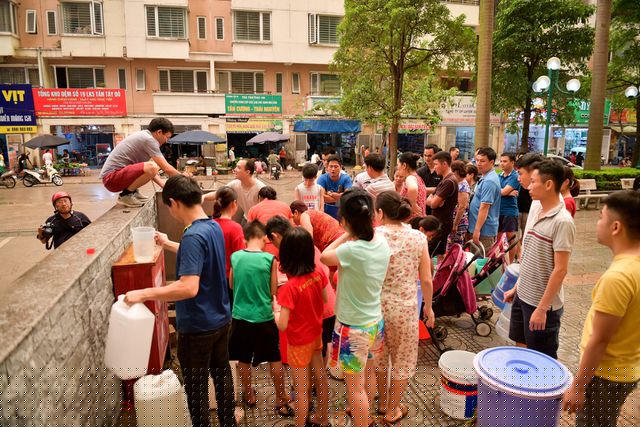 Đứng chờ xếp hàng lấy nước anh Biên một cư dân Tân Tây Đô bức xúc chia sẻ, việc mất nước đã ảnh hưởng nghiêm trọng tới đời sống của khoảng 10.000 cư dân ở đây.