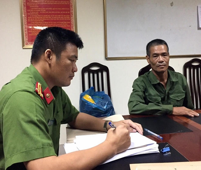 Luân khai báo trước cán bộ của Phòng Cảnh sát truy nã tội phạm. (Ảnh: báo Công an nhân dân)