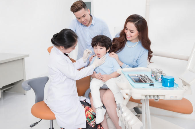 Diễn vi&ecirc;n B&igrave;nh Minh ch&uacute;c mừng Hoa hậu Diễm Hương lần 2 trở th&agrave;nh b&agrave; chủ