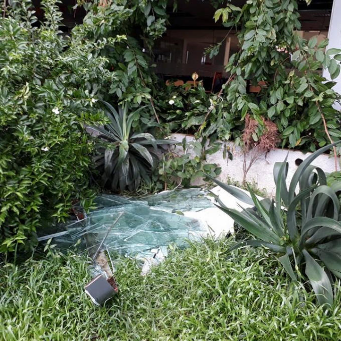 Kính vỡ chưa được thu dọn.