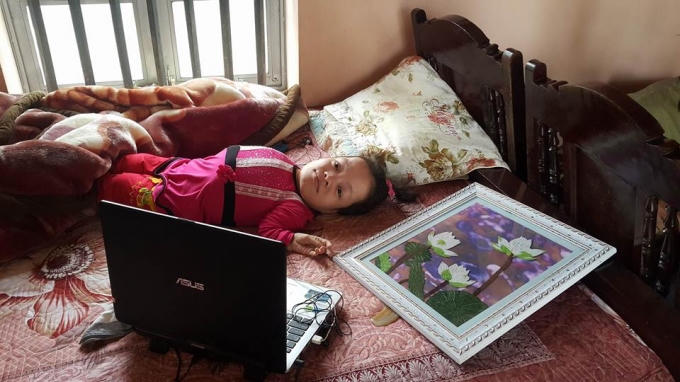 Tuy bị tàn tật nhưng Cao Thị Út vẫn kiếm được tiền mưu sinh nhờ làm tranh giấy và quảng cáo các ứng dụng, tham gia trả lời các câu hỏi khảo sát.