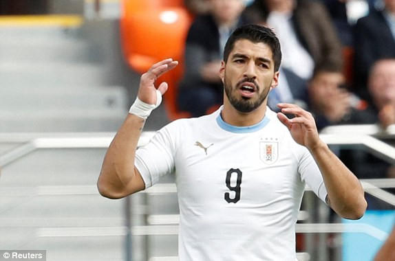 Suarez (Uruguay) khá vô duyên từ đầu trận. Ảnh: Reuters