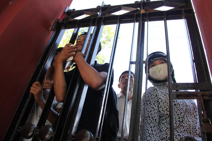  Nhiều phụ huynh lo lắng, chờ con ở ngoài phòng thi.