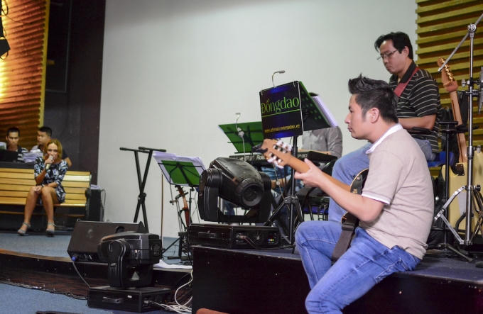 Bằng Kiều đ&agrave;n say m&ecirc; cho Thanh H&agrave; h&aacute;t trước thềm liveshow