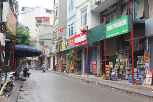 Đường Đình Thôn là một tuyến đường quan trọng trong giao thông, thương mại phường Mỹ Đình 1. Tuy nhiên, vỉa hè nhỏ khi tiến hành đồng bộ biển quảng cáo vẫn còn vấp phải một số ý kiến trái chiều của nhân dân