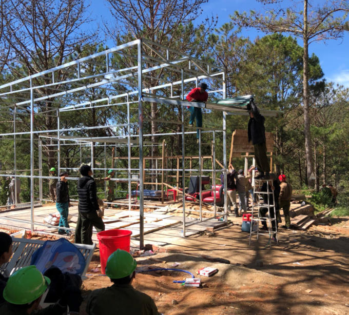 Các hộ dân tự tháo dỡ nhà xây dựng trái phép trên đất rừng.