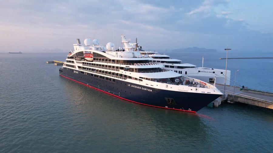 Tàu du lịch hạng sang Le Jacques Cartier cập cảng Hạ Long, đưa gần 300 khách Âu – Mỹ đến tham quan Quảng Ninh.