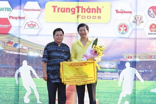 Ông Lê Tuấn Dũng - Phó Tổng Biên tập Báo Đời sống và Pháp luật tặng cờ và hoa cho Tổng Giám đốc Trung Thành Phí Ngọc Chung (Ảnh: Hữu Oanh /Báo Thanh tra)