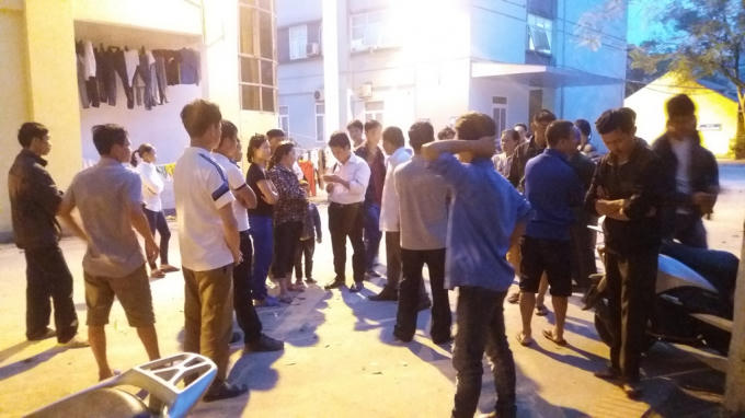Người thân cháu bé tập trung tại bệnh viện yêu cầu các bác sĩ làm rõ nguyên nhân cháu bé tử  vong.