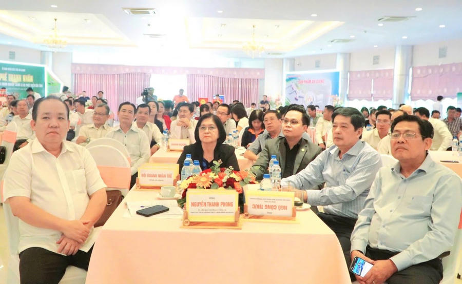 Lãnh đạo UBND tỉnh, các Sở, ngành, đơn vị, doanh nghiệp tỉnh An Giang tham dự chương trình.