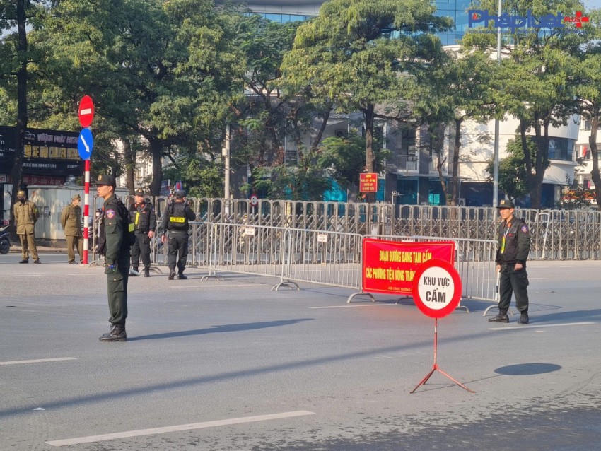 Lực lượng an ninh được bố trí dày đặc tại các điểm chốt chặn trên đường Lê Quang Đạo hướng về sân vận động Quốc gia Mỹ Đình.