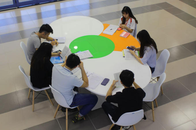 Các bạn trẻ có thể tìm chỗ yên tĩnh trong các phòng đọc hay tìm bàn học nhóm với nhau.