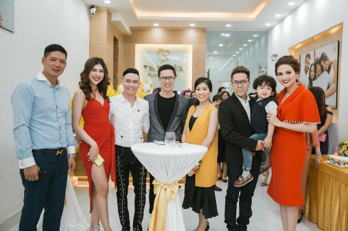 Diễn vi&ecirc;n B&igrave;nh Minh ch&uacute;c mừng Hoa hậu Diễm Hương lần 2 trở th&agrave;nh b&agrave; chủ