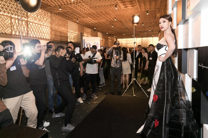 Hoàng Oanh diện trang phục bản đồ Việt Nam, đeo trang sức tiền tỷ nổi bật tại sự kiện