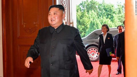 Hình ảnh xế sang Rolls-Royce màu đen mới cóng xuất hiện phía sau ông Kim Jong-un.
