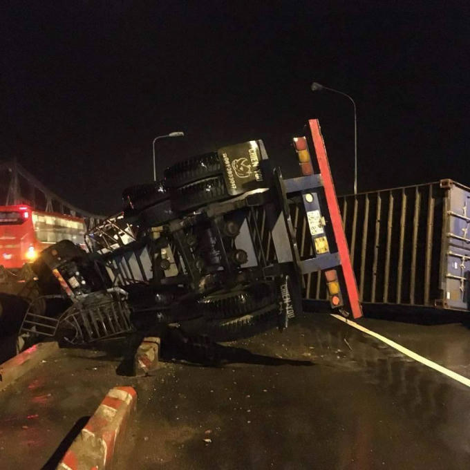 Chiếc xe nằm chênh vênh trên thành cầu.