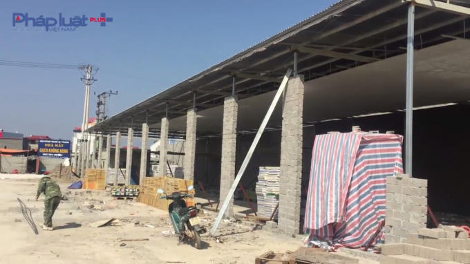 Các ki ốt xây dựng không phép vẫn hoàn thiện bất chấp pháp luật (Ghi nhận của PV ngày 19/12/2017).