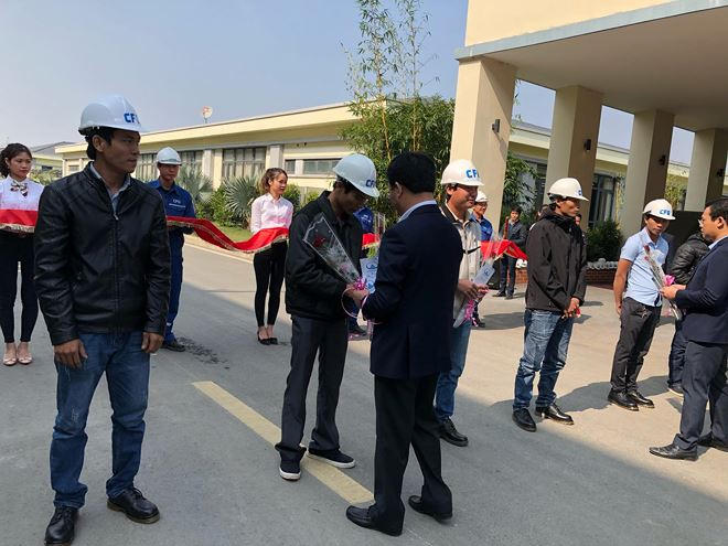 Ông Đỗ Thành Trung tặng hoa cho 9 lái xe (Chở 9 xe hàng đầu tiên ra thị trường)