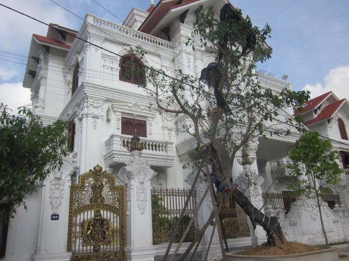 Tòa lâu đài này mang đậm phong cách kiến trúc Châu Âu. Ngự trị trên 2 mặt tiền. Chủ nhân của tòa lâu đài này chắc chắn là người "lắm tiền nhiều của" có tiếng ở đất Cố đô.
