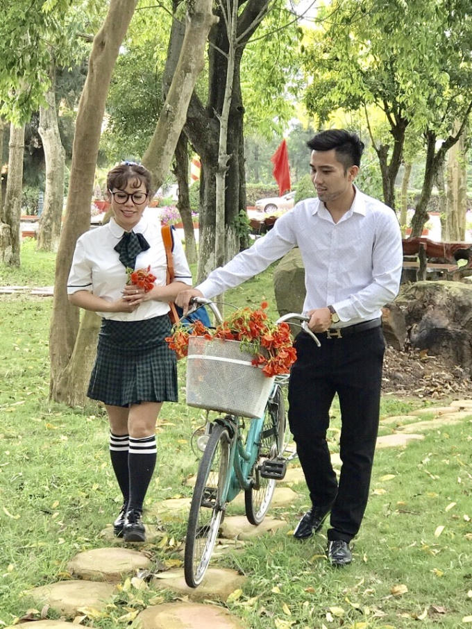 Hoa phượng là hoa của tuổi học trò, phượng nở đỏ thắm như sáng rực cả một góc trời.