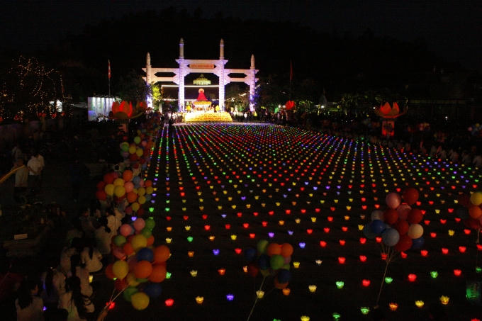 Chương trình đang được diễn ra trong không khí trang nghiêm.