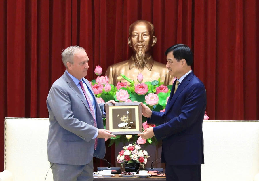 Bí thư Thành ủy Nguyễn Duy Ngọc trao quà lưu niệm tặng ông Jeffrey S. Goss.
