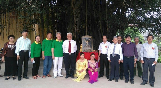 Đại biểu TW Hội Bảo vệ tài nguyên và Môi trường VN chụp ảnh lưu niệm bên cây đa.