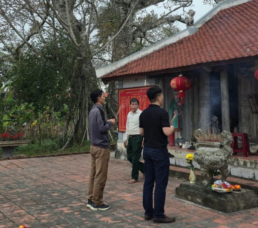 Thắp hương đầu năm tại đền Nam của người dân địa phương là nét đẹp văn hoá tâm linh có từ hàng trăm năm.