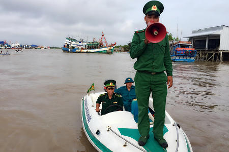 Bộ đội Biên phòng Rạch Gốc kêu gọi tàu thuyền và người dân thực hiện các biện pháp phòng tránh bão. Ảnh: Báo Cà Mau