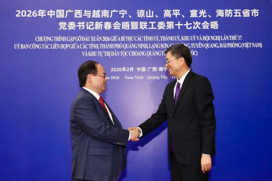 Ông Trần Cương, Ủy viên Trung ương Đảng Cộng sản Trung Quốc, Bí thư Khu ủy, Chủ nhiệm Ủy ban Thường vụ Đại hội đại biểu nhân dân Khu tự trị dân tộc Choang Quảng Tây chào mừng ông Quản Minh Cường, Ủy viên Trung ương Đảng Cộng sản Việt Nam, Bí thư Tỉnh uỷ, Trưởng Đoàn ĐBQH tỉnh Quảng Ninh tham dự cuộc hội đàm.