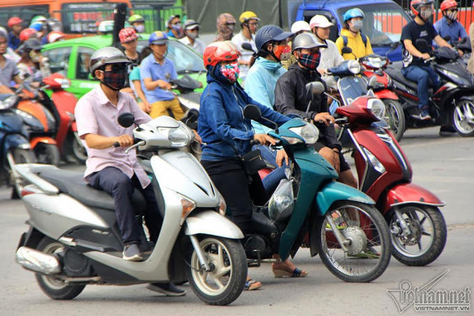 H&ocirc;m nay H&agrave; Nội nắng n&oacute;ng c&oacute; nơi tr&ecirc;n 35 độ. Ảnh: Trần Thường